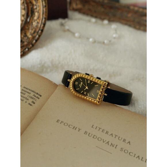 Women’s Elegant French Inspired Vintage Arch Bleach Leather Strap Retro Watch